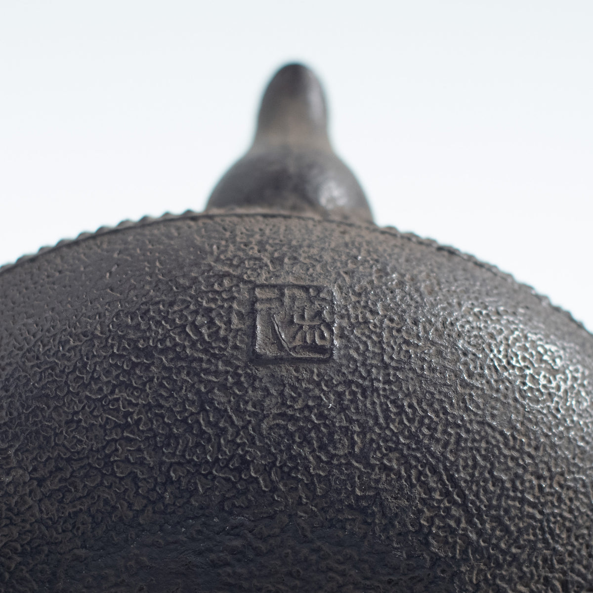 Iron Kettle with Hailstone Pattern and Flat Sacred Jewel Shape