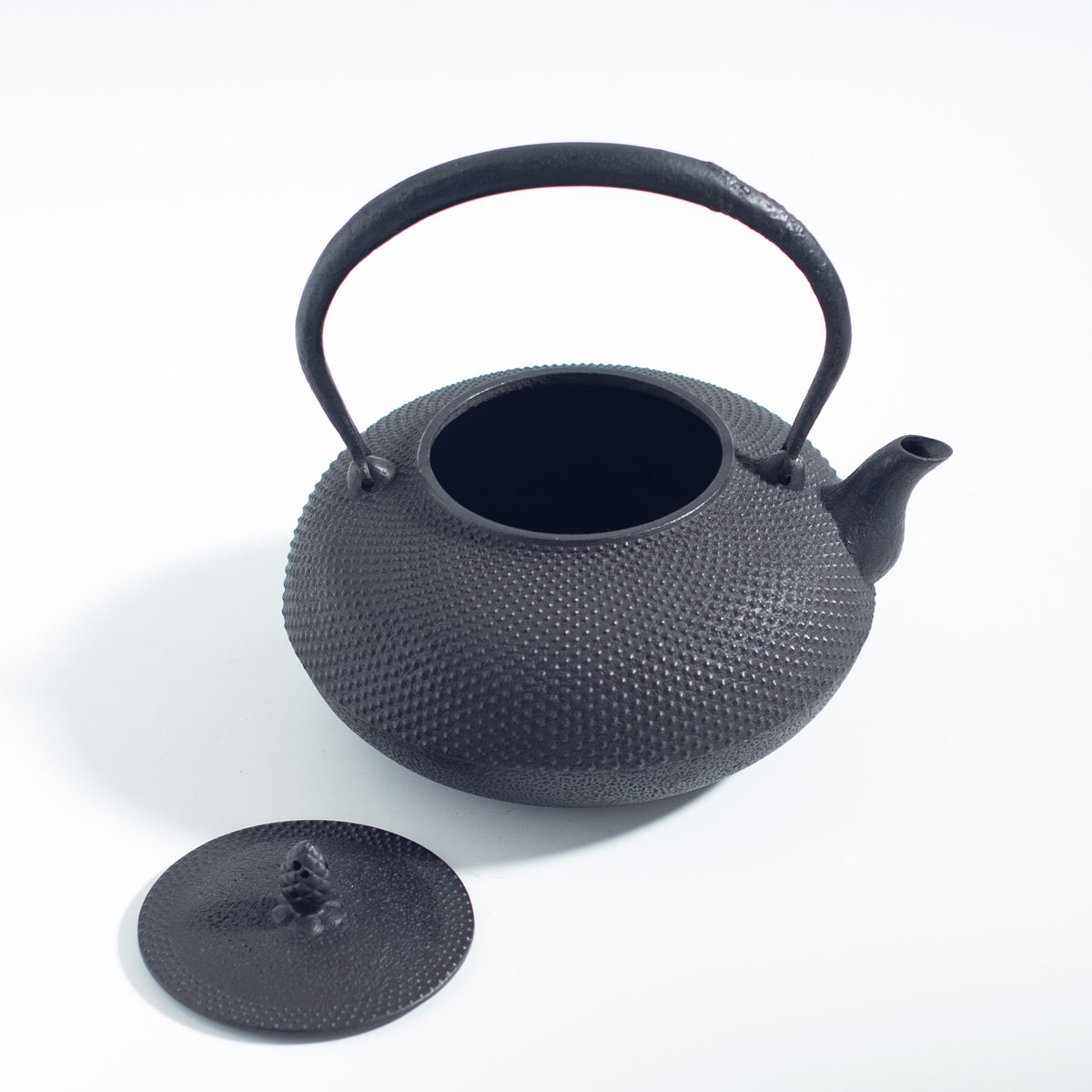 Iron Kettle with Hailstone Pattern and Flat Sacred Jewel Shape