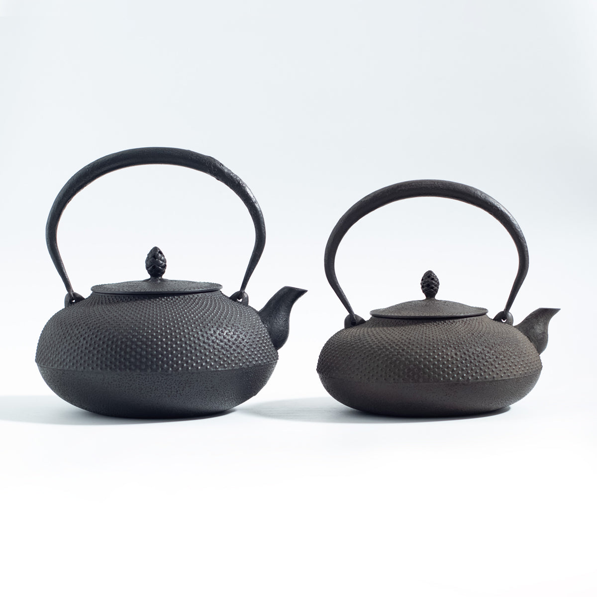 Iron Kettle with Hailstone Pattern and Flat Sacred Jewel Shape