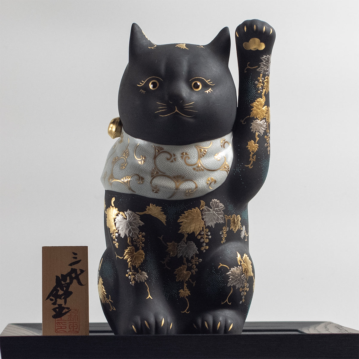 Kutani Ware: Hakkinmori Aoshirochibu Grape Pattern Maneki-neko Lucky Cat