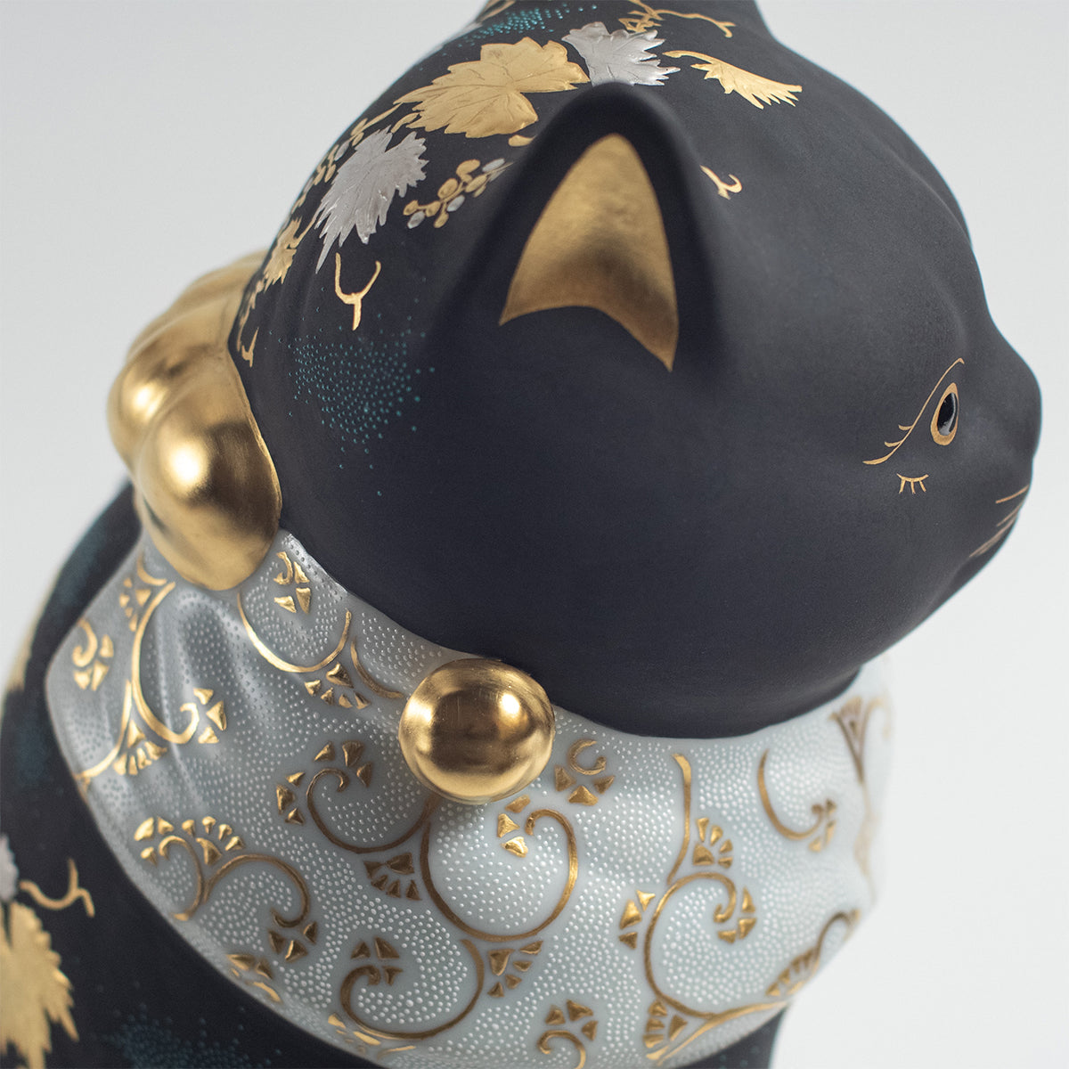 Kutani Ware: Hakkinmori Aoshirochibu Grape Pattern Maneki-neko Lucky Cat