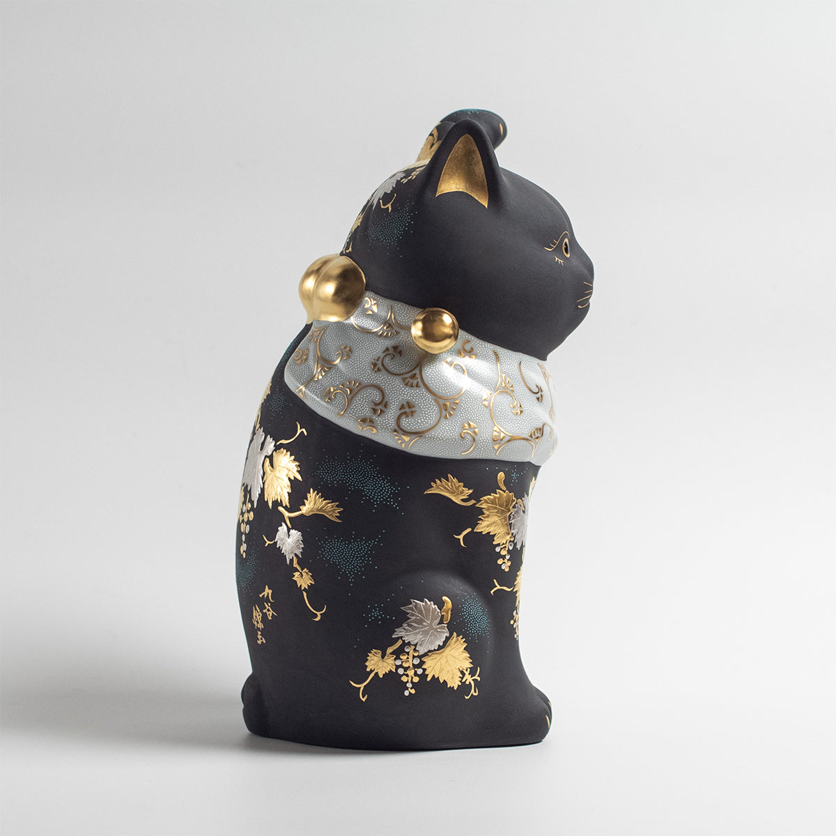 Kutani Ware: Hakkinmori Aoshirochibu Grape Pattern Maneki-neko Lucky Cat