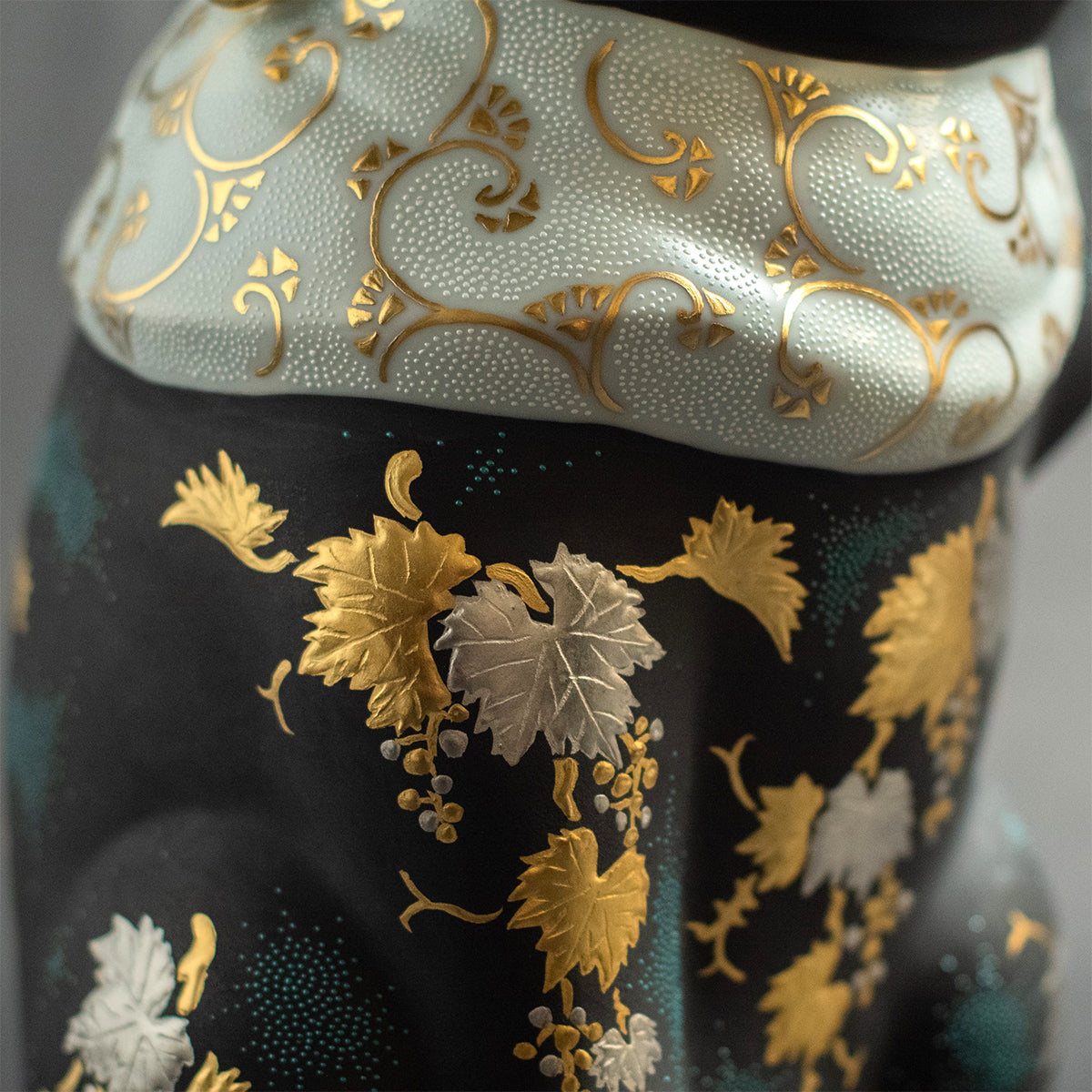 Kutani Ware: Hakkinmori Aoshirochibu Grape Pattern Maneki-neko Lucky Cat