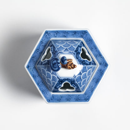 Arita Ware: Incense Burner with Kakiemon Overglaze Enamel and Blue-and-White Dragon Motifs